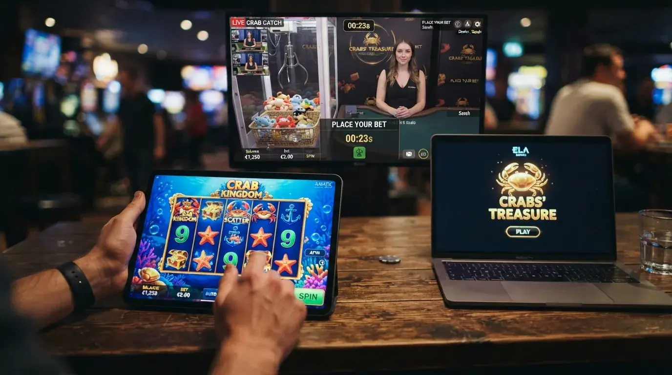 Drei Spielbildschirme: Cash & Crab-Slotwalzen mit Krabben-Symbolen, Slot Crab-Titelbildschirm und Cash-Crab-Live-Stream mit physischem Greifarm